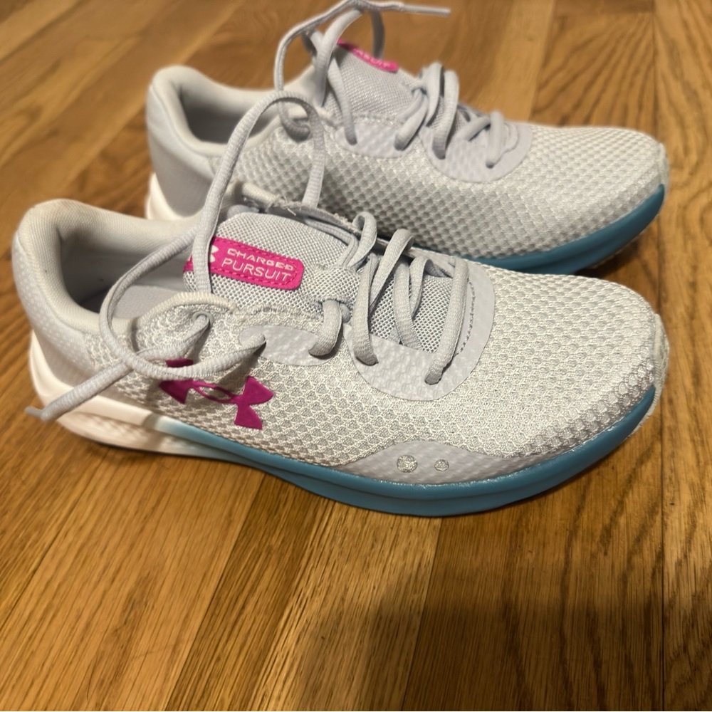 Under Armor women’s 7.5 running shoe